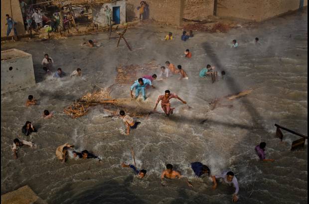 Reuters - Daniel Berehulak, de Getty Images, fue reconocido en la categoría de Historias con esta imagen de víctimas de las inundaciones luchando por obtener alimentos, ya que combate la caída de flujo de un helicóptero del ejército de Pakistán durante las operaciones de socorro en Dadu, Pakistán.