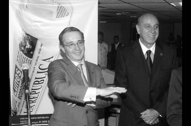 Archivo - &quot;Con el doctor Hern&#225;ndez desaparece un ciudadano a carta cabal, un hombre viculado al periodismo con &#233;tica y &#233;xito&quot; asegur&#243; el expresidente &#193;lvaro Uribe.