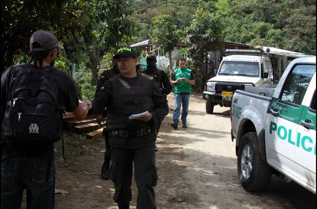 Foto cortes&#237;a Polic&#237;a Antioquia - El pasado martes, en el primer d&#237;a del operativo de evacuaci&#243;n, con acompa&#241;amiento de la Defensor&#237;a del Pueblo se les notific&#243; a estas personas que deb&#237;an salir de all&#237;.