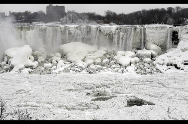 Reuters - Las cataratas del Ni&#225;gara, uno de los mayores atractivos tur&#237;sticos de Estados Unidos y Canad&#225;, tambi&#233;n sufri&#243; el impacto de los fuertes vientos, las nevadas y el v&#243;rtice polar que azota a estos pa&#237;ses y ha afectado a m&#225;s de 240 millones de personas.