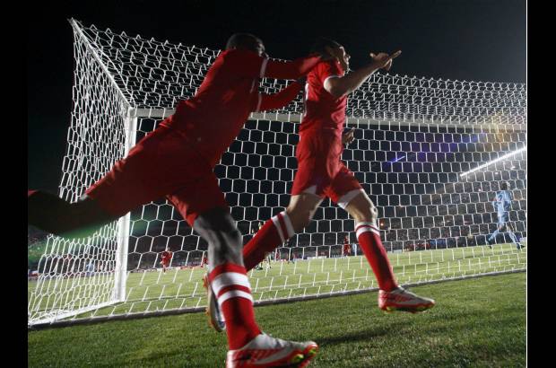 Reuters - Paolo Guerrero, delantero de Per&#250;, fue elegido como el mejor jugador del partido. Ac&#225; celebra la anotaci&#243;n que adelant&#243; a los peruanos en el encuentro.