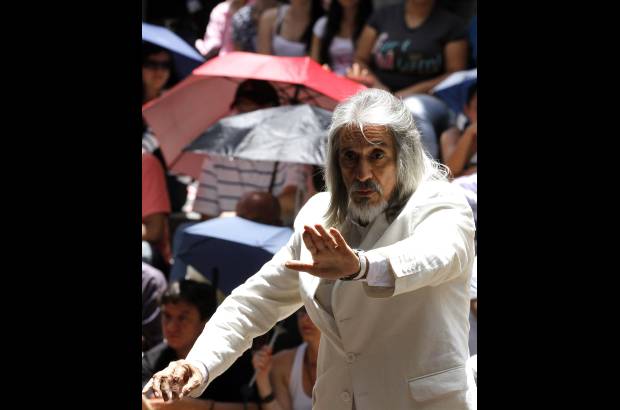 - Antes del concierto, jóvenes de la escuela de Bellas Artes realizaron un performance lleno de danza, flores y música. Bellas Artes segurá al frente de la realización de la retreta que busca recuperar el valor que tiene en el Parque de Bolívar.