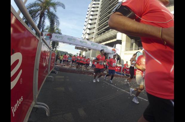 Esteban Jaramillo y Sebastián Salazar - Más de 10 mil competidores se dieron cita en esta histórica cita deportiva que se corría en las modalidades de 5, 10, 21 y 42 kilómetros.