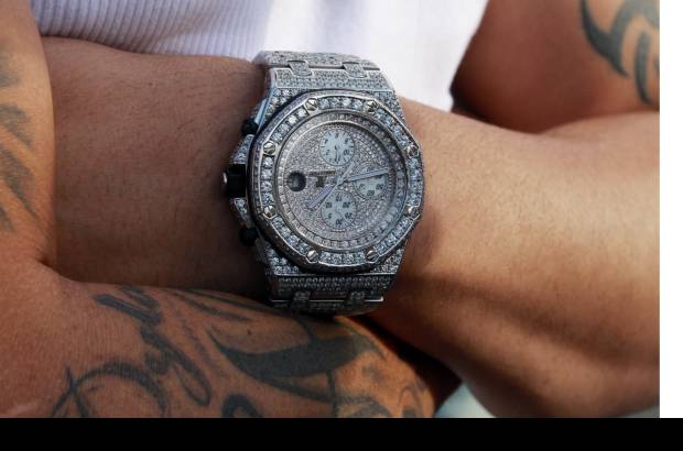 David S&#225;nchez - Un reloj en acero, adornado con brillantes, tiene Wisin.