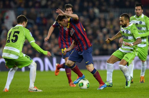 FOTOS AFP - Hasta que a un minuto del final se encontró con un balón dentro del área tras un control de Montoya y remató a la red. Con creces, Messi había cumplido en su regreso, pero, como siempre, quiso darle una vuelta de tuerca más a su juego.