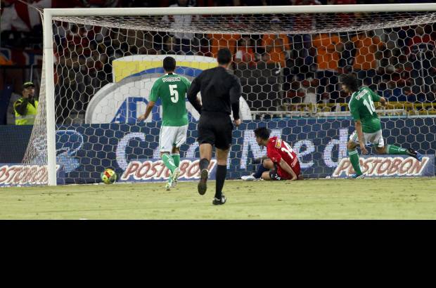 Foto Manuel Saldarriaga - Germán Ezequiel Cano, goleador del equipo rojo, empujó el balón que le dio la victoria el Poderoso.
