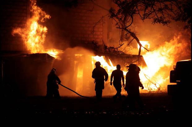 Donaldo Zuluaga - Entre llamas los bomberos se jugaron sus vidas para controlar la emergencia.