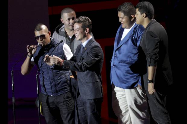 COLPRENSA - Una vez m&#225;s el g&#233;nero urbano demuestra que est&#225; creciendo a pasos agigantados y que cada d&#237;a m&#225;s se consolida como el favorito de los j&#243;venes. Los Premios de la M&#250;sica Shock 2012 en su edici&#243;n n&#250;mero 11 entreg&#243; el m&#225;ximo galard&#243;n de artista del a&#241;o al cantante J Balvin.