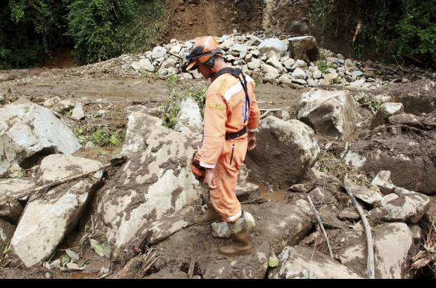 Foto Esteban Vanegas - El deslizamiento, ocasionado por las fuertes lluvias en la zona, arras&#243; con dos habitaciones, donde se hospedan conductores que se movilizan al sur del pa&#237;s, ubicadas en la troncal occidental, en la v&#237;a a Manizales.