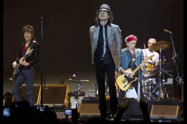 Foto AP - El vocalista Mick Jagger se contone&#243; y se desplaz&#243; con agilidad por el escenario durante el espect&#225;culo estelar de dos horas y media de duraci&#243;n.