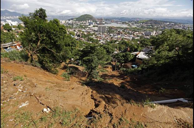 AP - El volumen de agua récord inundó el martes las principales vías de la ciudad y paralizó por completo Río de Janeiro, con calles cerradas, numerosos barrios bloqueados y sin servicio de energía eléctrica y locales comerciales y oficinas sin servicio.