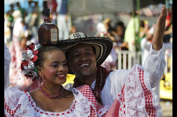 AP - Con vestidos tradicionales del colombiano, los bailarines muestran sus mejores movimientos en mitad de la calle.