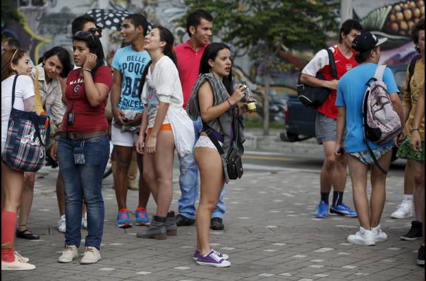 Manuel Saldarriaga - Un aguacero termin&#243; hacia las 4:30 con la manifestaci&#243;n, porque el intenso fr&#237;o oblig&#243; a todos los asistentes a volverse a poner los pantalones.