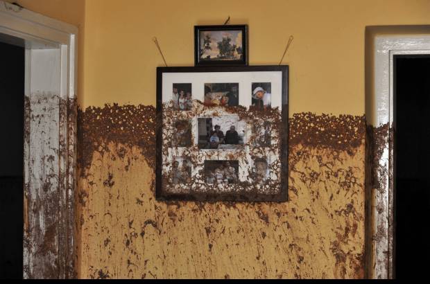 AP - Se intenta evitar que el barro cargado de metales pesados se convierta en polvo y la polución se propague por el aire.