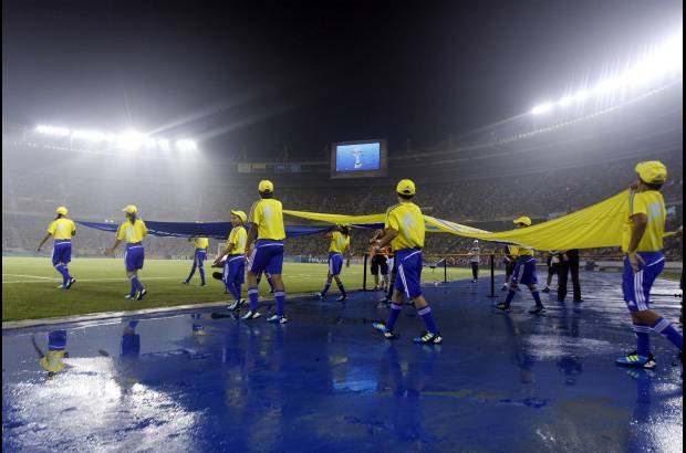 Colprensa - La salida de los equipos al estilo Fifa, ante un imponente marco.