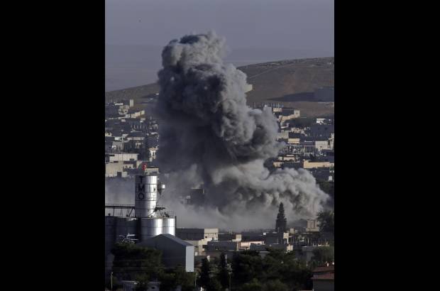 AP - Es el humo que deja un ataque a&#233;reo durante los enfrentamientos entre kurdos sirios y militantes del grupo Estado Isl&#225;mico.
