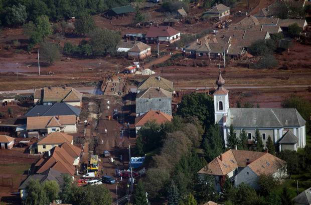 AP - La inundación fue provocada por la rotura de una balsa de acumulación de una empresa fabricante de aluminio.