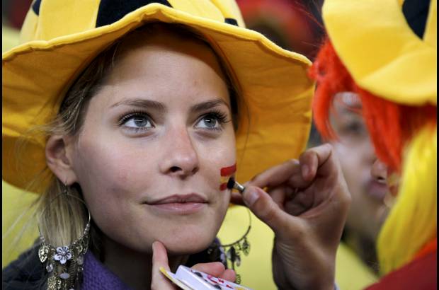 Reuters - Los hinchas españoles se alistan antes del compromiso.