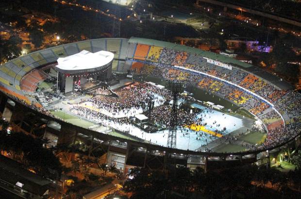 Robinson S&#225;enz - Sobrevuele junto con EL COLOMBIANO el concierto de Madonna. Las grader&#237;as se comienzan a llenar cada vez m&#225;s y a nadie le importa la lluvia, ni la espera, todos quieren ver a su artista.