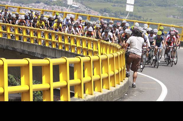 Colprensa - La monta&#241;a marc&#243; la novena fracci&#243;n, la emociones llegaron en la escalda para arribar a Manizales, la general sufri&#243; varios cambios entre los 10 primeros.