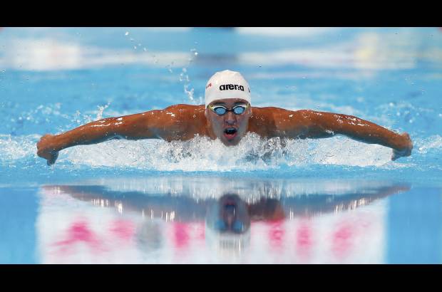 AP - Chad le Clos de Sud&#225;frica nada en la competencia de 200 metros mariposa hombres en la semi-final del campeonato mundial de nataci&#243;n en Barcelona.