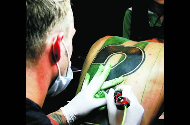 Esteban Vanegas - Mientras Ysh trabajaba, el tatuador dan&#233;s que le hizo realidad ese deseo de llevar la casaca verdolaga, &#39;Felo&#39; mitigaba el dolor escuchando los cantos de la barra y, por momentos, rock.