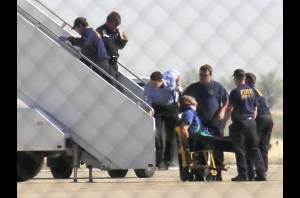 Reuters - Un piloto de JetBlue, el capit&#225;n Clayton Osbon, fue retirado del avi&#243;n despu&#233;s de un comportamiento err&#225;tico. El piloto oblig&#243; a aterrizar de emergencia por su ataque de locura.