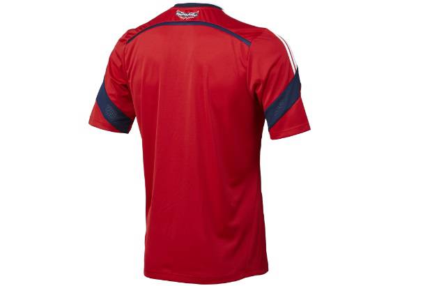 CORTESÍA ADIDAS - El símbolo del cóndor de los Andes con la frase "unidos por un país" se mantiene en la parte de atrás del cuello.