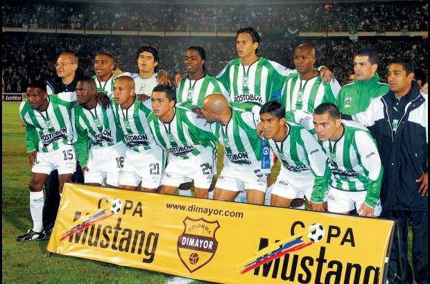 - 2005. Arriba: Nelson Rodr&#237;guez (m&#233;dico), H&#233;ctor Hurtado, Andr&#233;s Saldarriaga, &#211;scar Echeverri, Humberto Mendoza, Aquivaldo Mosquera, Gerardo Madrigal (kinesi&#243;logo) y Gustavo Chaverra (preparador f&#237;sico). Abajo: Carlos D&#237;az, Felipe Char&#225;, Carlos &#193;lvarez, Camilo P&#233;rez, Mauricio Serna, Jos&#233; Amaya, Hugo Morales. T&#233;cnico: Santiago Escobar, antioque&#241;o.