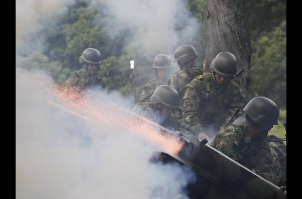- Honores militares al mandatario colombiano.