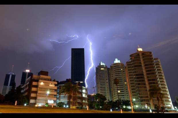 AFP - Uruguay también recibió el año con una tormenta. Aquí momentos previos.
