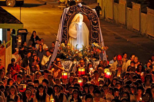 Julio C&#233;sar Herrera - La m&#225;s cercana evocaci&#243;n de la decembrina noche de las velitas, se vivi&#243; en el lucernario.