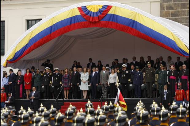 Colprensa - El mandatario presenci&#243; el hist&#243;rico desfile militar en compa&#241;&#237;a de la Primera Dama, Mar&#237;a Clemencia Rodr&#237;guez, sus hijos Esteban y Mar&#237;a Antonia, adem&#225;s del vicepresidente Angelino Garz&#243;n, el ministro de Defensa, Rodrigo Rivera, la canciller Mar&#237;a &#193;ngela Holgu&#237;n, la alta c&#250;pula militar y los representantes de la iglesia cat&#243;lica.