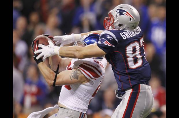 Reuters - Pero la respuesta de los Patriots, ante la desventaja en el primer cuarto, no se hizo esperar y en el segundo cuarto Brady puso el bal&#243;n en posici&#243;n de anotar y su pateador Stephen Gostkowski anot&#243; gol de campo de 29 yardas para reducir la desventaja a 9-3.