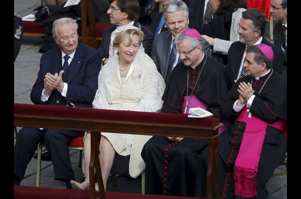 Reuters - Los reyes de B&#233;lgica Alberto y Paola acompa&#241;an al Papa Francisco