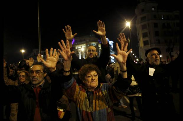Reuters - El periódico español publicó imágenes de extractos de cuentas a mano del Partido Popular, que datan de hasta dos décadas atrás.