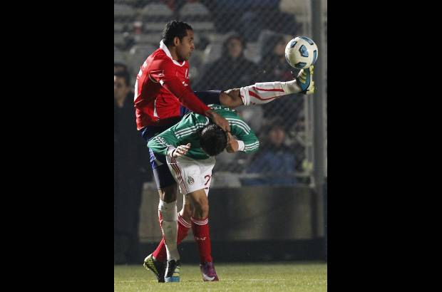 Reuters - Chile es el primer líder del grupo C tras remontar un partido incómodo ante una joven selección mexicana que se limitó a defender el gol de cabeza de Néstor Araujo antes del descanso.