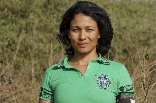 Cortes&#237;a Canal Caracol - Lina Mar&#237;a Quintero. 35 a&#241;os. Tulu&#225;. Administradora. Madre de dos hijos, una joven de 19 a&#241;os y un ni&#241;o de 8. Trabaja administrando el parqueadero de su familia y vive con sus padres. Qued&#243; viuda hace un a&#241;o. Practica ciclo monta&#241;ismo, es triatleta y buzo certificada. No le gustan las personas perezosas, que quieran hacerse las v&#237;ctimas, ni tampoco las negativas. Se describe como una persona alegre, disciplinada y astuta.