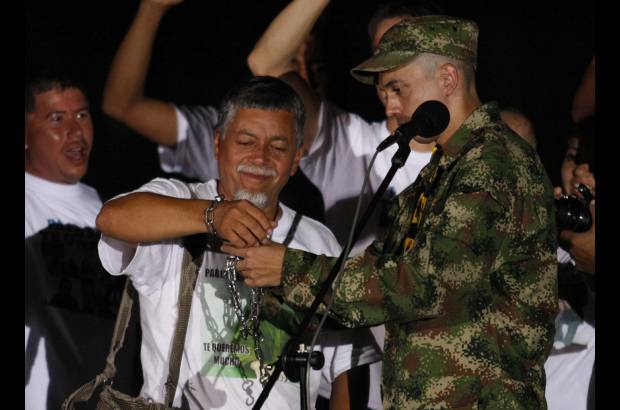 Mario Franco, Colprensa - En medio de aplausos, pasadas las 6:54 de la noche de este martes, el sargento Pablo Emilio Moncayo, secuestrado por las Farc, retir&#243; las cadenas que durante 12 a&#241;os acompa&#241;aron a su padre, Gustavo Moncayo, El caminante por la Paz.