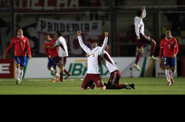 Roberto Candia, AP - El patriota Juan Manuel Seijas, conocido por la afici&#243;n colombiana por su vinculaci&#243;n al Santa Fe, celebra con uno de sus compa&#241;eros la clasificaci&#243;n hist&#243;rica de Venezuela a las semifinales de la Copa Am&#233;rica. Grata sorpresa.
