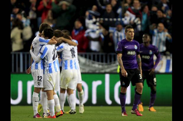 AP - Los goles de Isco y Roque Santa Cruz le dieron el paso al debutante club español.