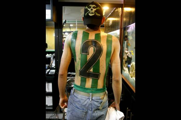 Esteban Vanegas - All&#237; junto a su gente, los verdaderos seguidores del Rey de copas, mostrar&#225; su cuerpo en el que para siempre llevar&#225; en su pecho el escudo de Nacional y la Copa Libertadores. En su espalda lucir&#225; el n&#250;mero dos que representa a Andr&#233;s Escobar, una leyenda verdolaga.