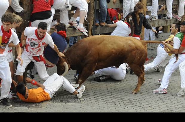 Reuters - A partir de este jueves, por las estrechas calles del casco histórico de la ciudad, cientos de "mozos" correrán delante de seis astados en un tramo de unos 800 metros.
