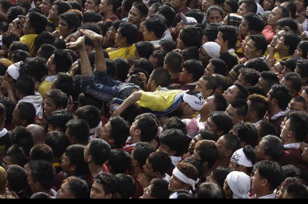 AP - La avalancha se produjo tras la misa, cuando miles de fieles intentaron aproximarse al carruaje en el que es transportada cada a&#241;o para regocijo popular y a la que un sector de la poblaci&#243;n atribuye dones milagrosos.