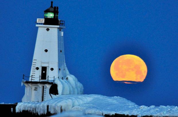AP - Está imagen es en Ludington,Michigan. La Luna se pone sobre el lago Michigan justo antes del amanecer del miércoles 27 de marzo, en este lugar el graznido de los cuervos señala el final del invierno y el comienzo de la primavera.
