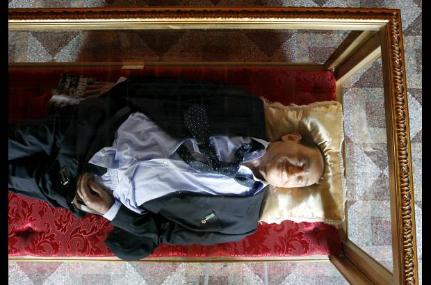 Foto Reuters - El sue&#241;o de los italianos es el t&#237;tulo de esta peculiar obra, que se inspira en el mausoleo de los dirigentes pol&#237;ticos comunistas Lenin y Mao, y que, seg&#250;n los autores, pretende invitar al p&#250;blico a una reflexi&#243;n concienzuda de la era berlusconiana.