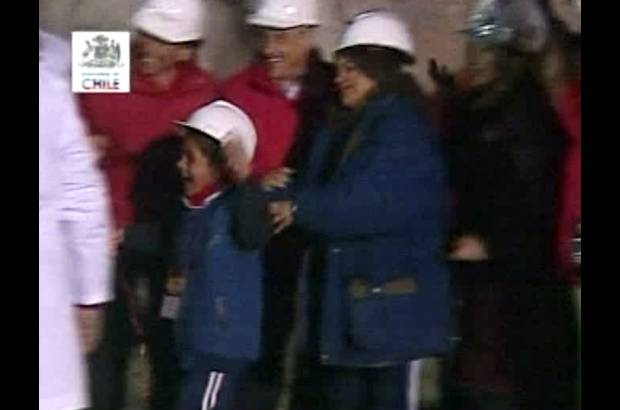 AP - &#193;valos fue recibido en la superficie por sus compa&#241;eros, por el presidente chileno y varios miembros del gobierno, y tambi&#233;n lo esperaban ansiosos su esposa, M&#243;nica Araya, su padre, Alfonso &#193;valos; sus hijos Alex, de 16 a&#241;os, y Byron, de 8, y su t&#237;o Wilsson.