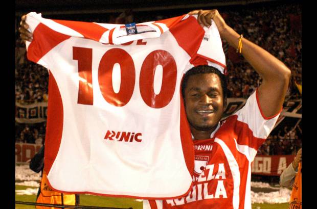 Colprensa - Un viejo goleador regresa a casa. El atacante L&#233;ider Preciado, quien el semestre anterior jug&#243; con el Quind&#237;o, nuevamente se vestir&#225; de rojo para defender la camiseta del Independiente Santa Fe.