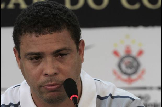 Reuters - Ronaldo finalmente se encontró con un oponente al cual no pudo regatear: su cuerpo. Incapaz de aguantar más el martirio de las lesiones, Ronaldo anunció este lunes su retiro y puso fin a una fulgurante carrera de 18 años en la que encandiló con sus goles en varios de los grandes clubes de Europa.