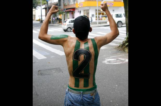 Esteban Vanegas - Muchos me tildan de loco, pero quer&#237;a tatuarme la camiseta de mi equipo que es lo que m&#225;s quiero en la vida. Yo so&#241;aba con llegar un d&#237;a al estadio sin camisa porque en mi piel sab&#237;a que llevar&#237;a el verde y blanco, dice Felo.